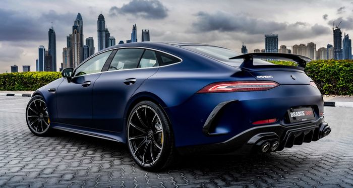 Eksterior Mercedes-AMG GT 63 S juga dibuat sporty dengan aksen serat karbon