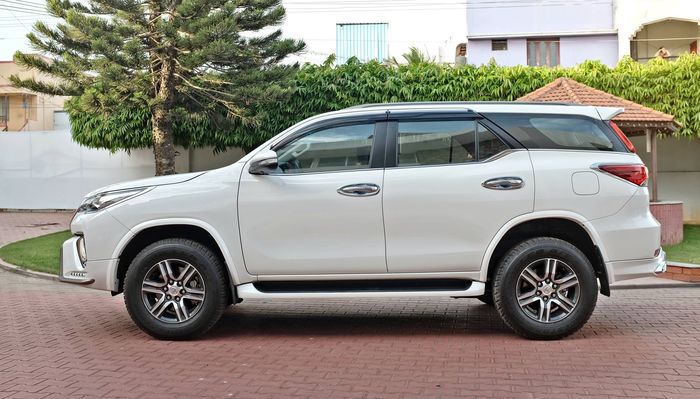 Tampilan samping Toyota Fortuner pakai body kit dan aksen krom