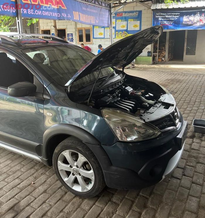 Nissan Grand Livina yang sedang dilakukan pengecekan