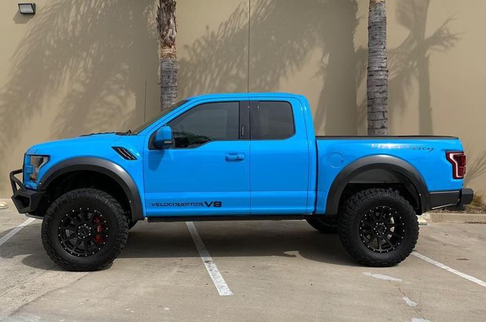 Tampilan samping Ford F-150 garapan Hennessey untuk 'The Rock&quot;