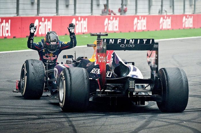 Sebastian Vettel saat mengunci gelar juara dunia keempatnya bersama mobil Red Bull RB9 bermesin Renault tahun 2013