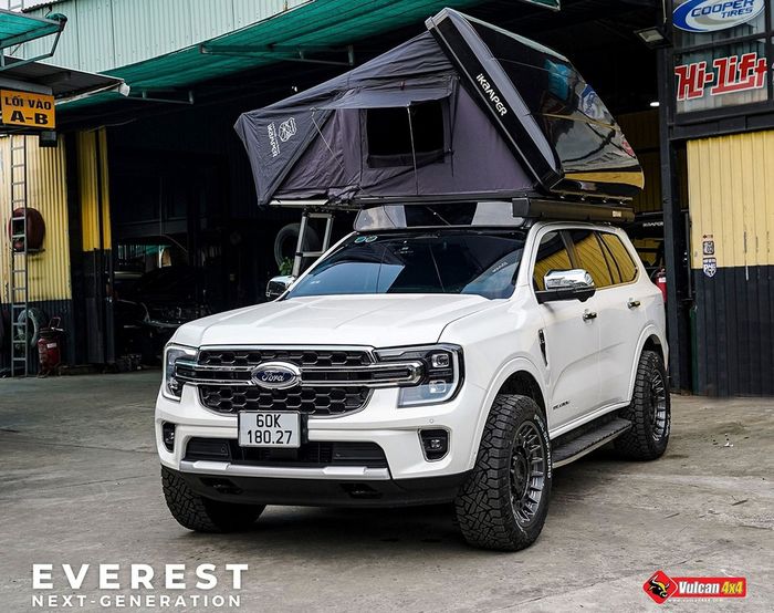 Modifikasi Ford Everest dipasangi tenda atap lansiran iKamper Skycamp