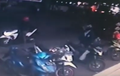 Video Aksi Pelaku Curanmor di Parkiran, Gak Sampai 15 Detik Motor Raib