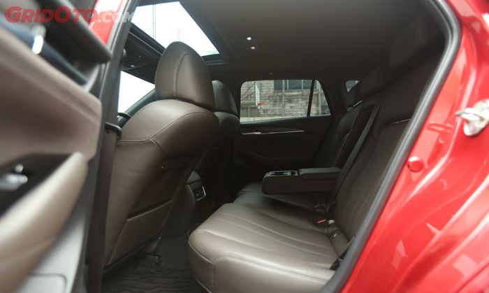 Akomodasi di baris kedua Mazda6 Elite Estate masih nyaman untuk orang dewasa