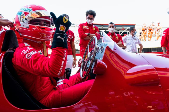 Charles Leclerc di kopit mobil Ferrari 375 F1, mobil yang meraih kemenangan pertama untuk tim Ferrari di balap F1