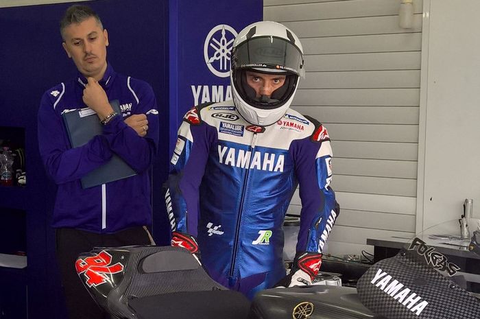 Jonas Folger menjalani peran baru sebagai Tes Tim Yamaha Eropa, di belakangnya tampak Michele Gadda
