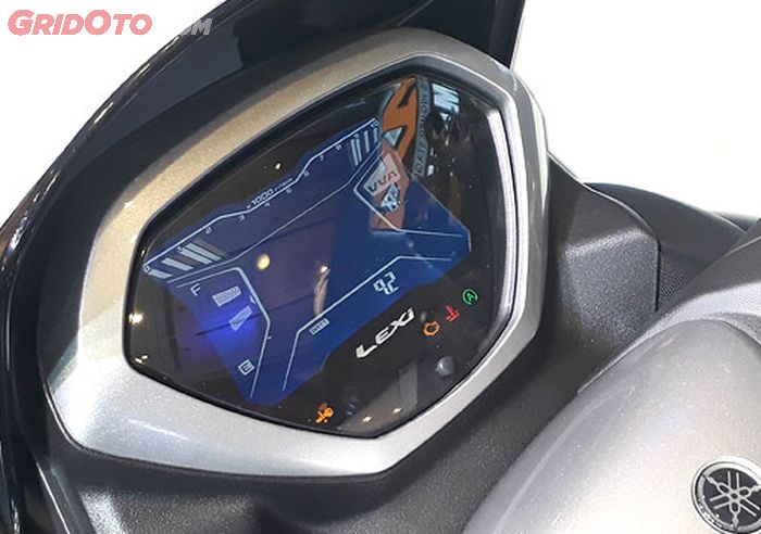 Panel instrumen Yamaha Lexi 125 dengan takometer yangterletak di bagian atas layar full digital