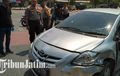 Toyota Vios Penyok Dipakai Kabur Penjahat, Polisi Hujani Tembakan