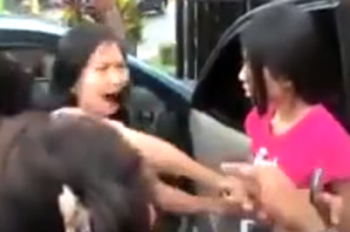 Seorang polwan terlibat dalam pertengkaran dengan seorang wanita di suatu area parkir