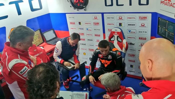 Jack Miller mendengarkan instruksi dari kru Octo Pramac Ducati