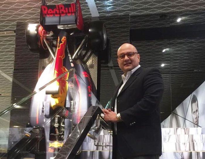 Irwab Mussry saat berfoto dengan mobil F1 tim Redbull