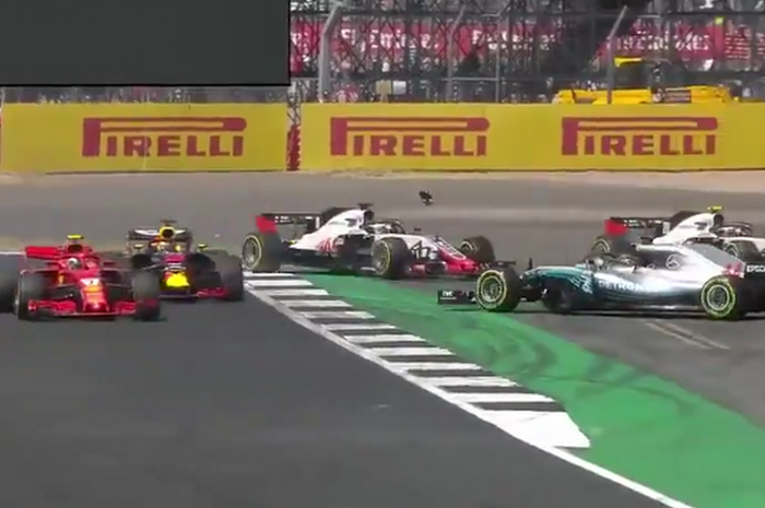Insiden tabakan antara Kimi Raikkonen (kiri) dan Lewis Hamilton (kanan) pada lap pembuka GP F1 Inggris