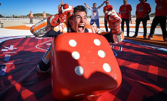 Marc Marquez dan dadu merah raksasa identik dengan 6 titel juara dunia yang sudah dikoleksi Marc Marquez