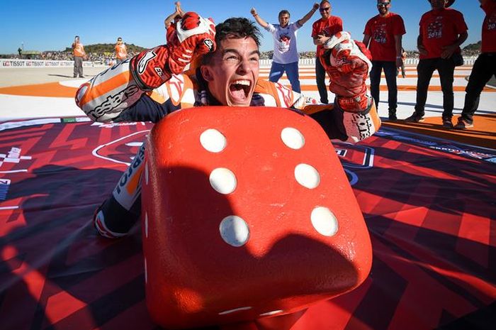 Marc Marquez dan dadu merah raksasa identik dengan 6 titel juara dunia yang sudah dikoleksi Marc Mar