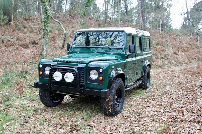 Restorasi modifikasi Land Rover Defender   karya Legacy Overland
