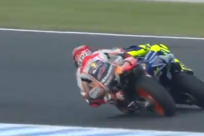 Valentino Rossi sempat bersenggolan dengan Marc Marquez di 8 lap terakhir.