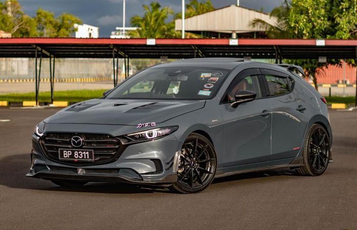 Modifikasi Mazda3 sangar pasang body kit buatan Knight Sport