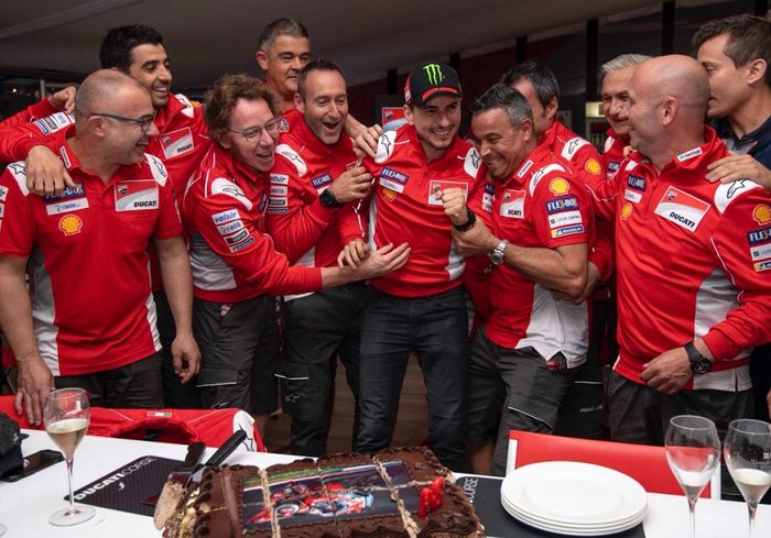 Jorge Lorenzo hampir dikerjai krunya agar wajahnya kena kue ulang tahun