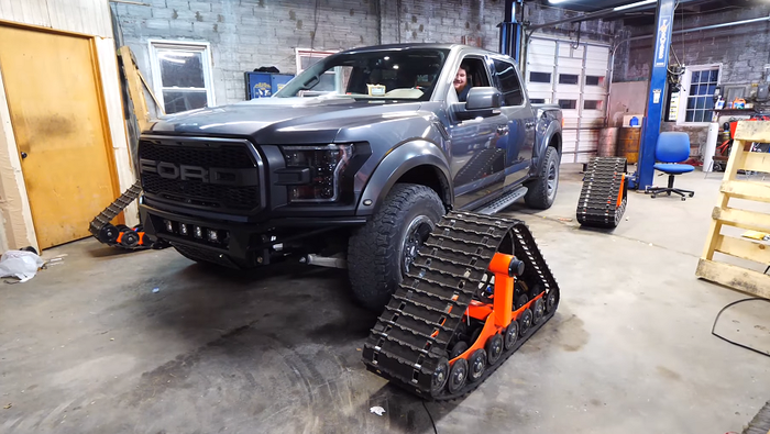 Roda seperti Tank akan dicolok ke Ford F-150 Raptor
