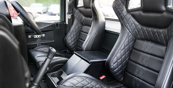 Interior Land Rover Defender kreasi Chelsea Truck Company