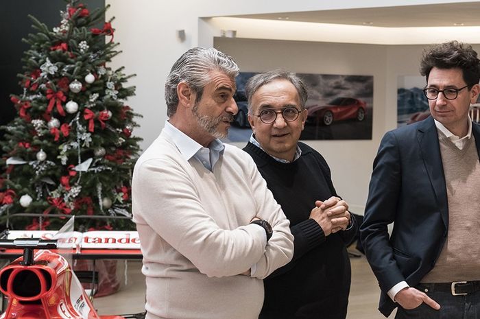 Predisen Ferrari Sergio Marchionne (tengah) bertekad Ferrari bisa juara dunia di 2018