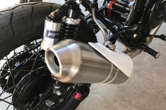 Knalpot pada Suzuki TS400 cafe racer besutan Metal Works