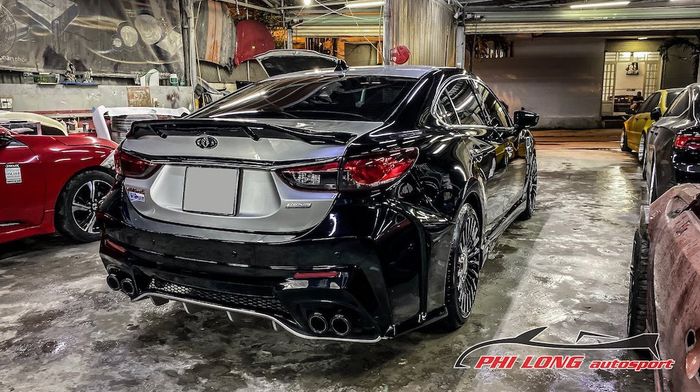 Tampilan belakang modifikasi Mazda6 dikemas lebih agresif