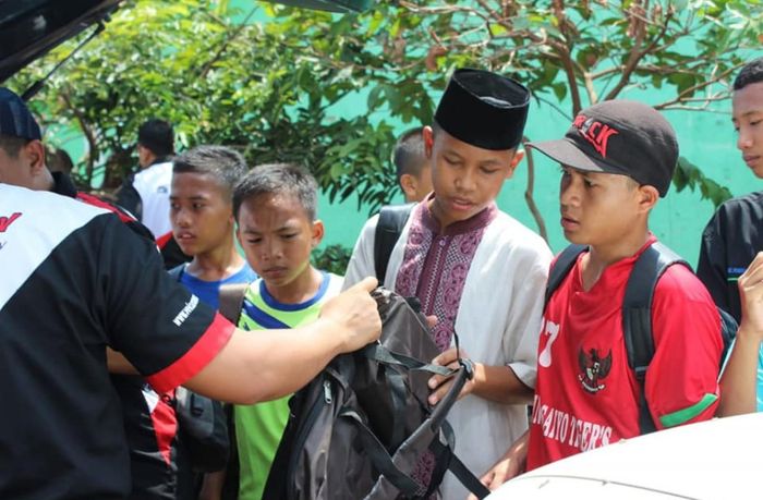 Para murid menerima langsung bantuan dari Velozity