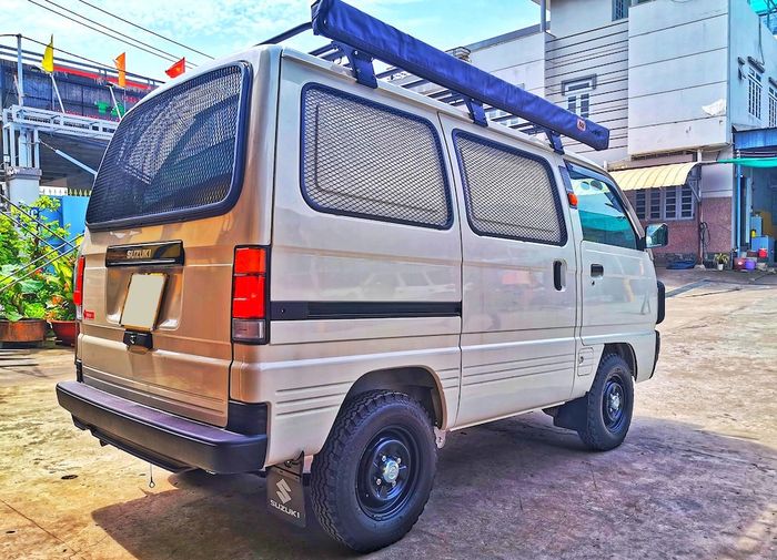 Tampilan belakang modifikasi Suzuki Carry campervan