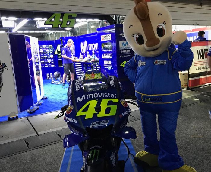 Paddok tim Yamaha pabrikan pajang motor M1 Valentino Rossi di pit walk about MOtoGP Jepang