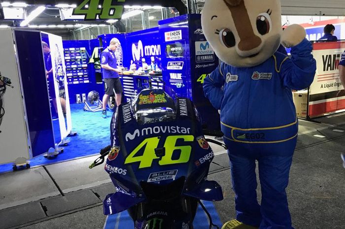 Paddok tim Yamaha pabrikan pajang motor M1 Valentino Rossi di pit walk about MOtoGP Jepang