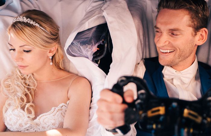 Maro Engel dan Stefanie saat mengendarai mobil pengantin mereka.