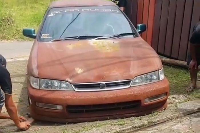 Honda Accord dengan gaya karatan dan ceper