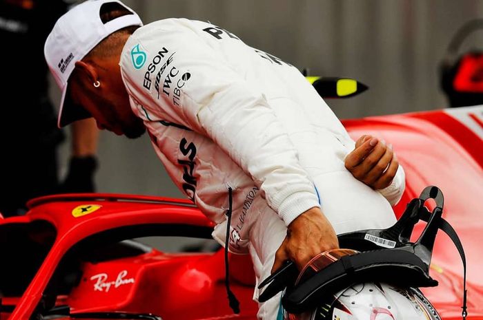 Lewis Hamilton kepo melihat mobil milik tim Ferrari