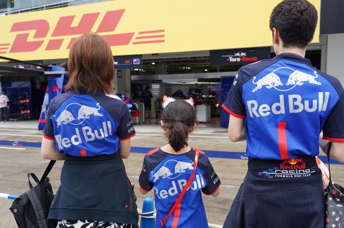 Fans F1 tim Toro Rosso menyaksikan aktivitas kru tim di sirkuit Suzuka, menjelang F1 Jepang akhir pekan ini