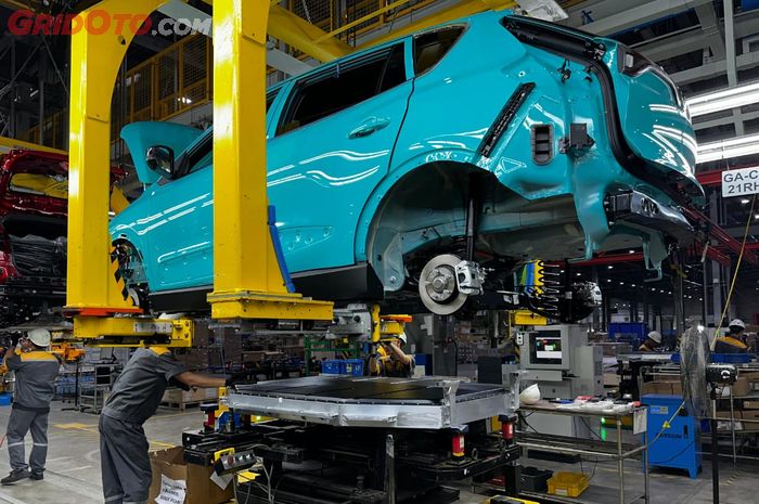 Proses pemasangan baterai pada mobil listrik VinFast