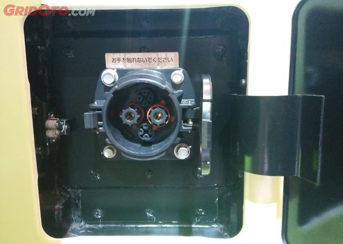 Sumber pengisi daya di Hino Poncho EV