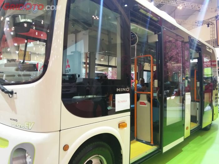 Ada dua pintu berdekatan di sisi kiri