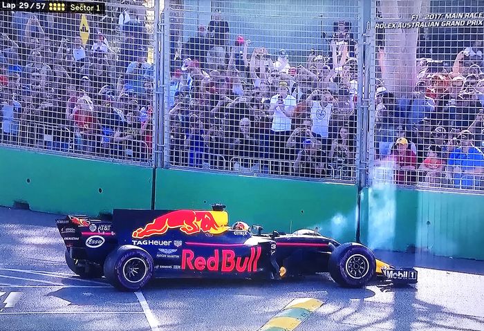 Daniel Ricciardo tidak dapat menyelesaikan lomba pada putaran pembuka balap F1 musim 2017 di negaranya sendiri di Melbourne, Australia