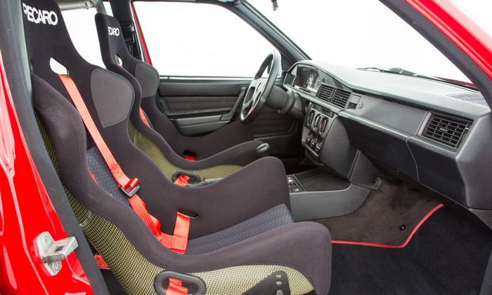 hanya ada 2 jok bucket lansiran Recaro bahan carbon kevlar