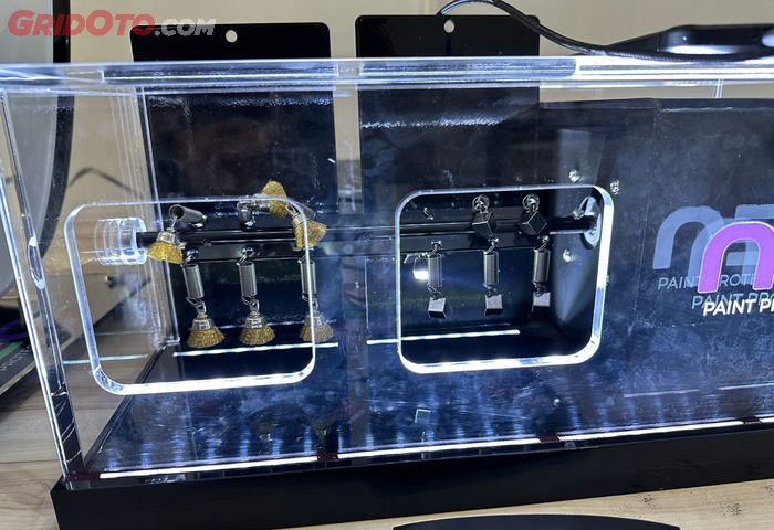 Alat peraga Neo Paint Protection Film untuk ilustrasi stone chip atau goresan dari serpihan batu dan lainnya