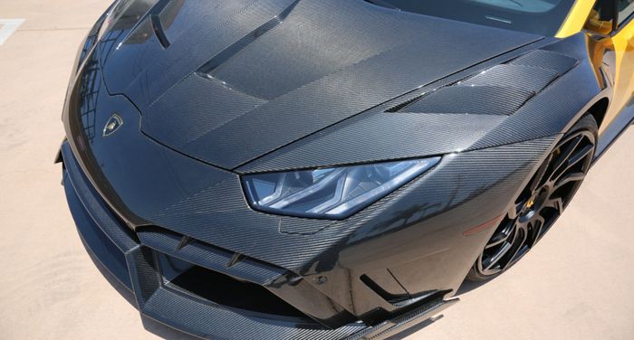 Serat karbon terlihat di area fascia Lamborghini Huracan