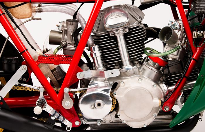 Mesin di motor Ducati winning bike Mike Hailwood memakai bevel gear