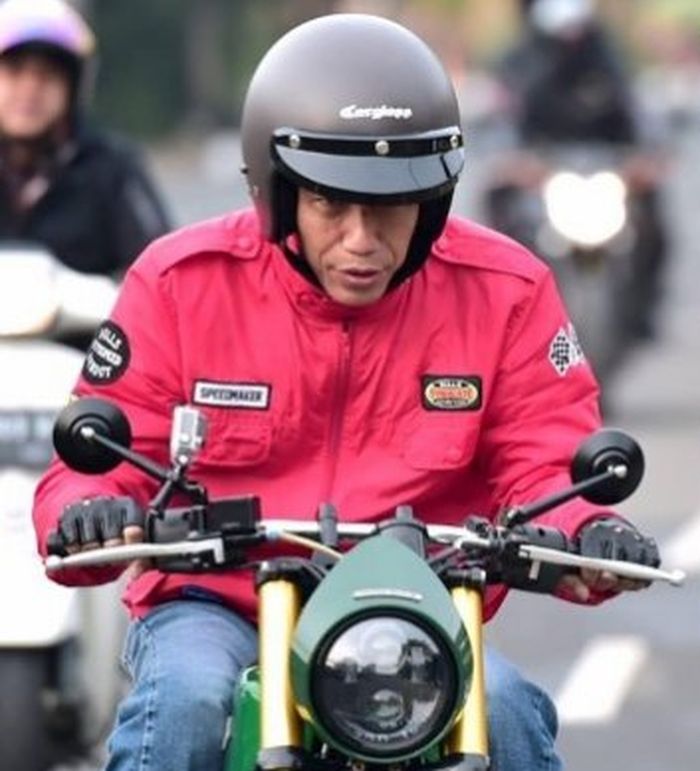 Style Jokowi saat riding naik Kawasaki W175 kustom