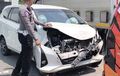 Airbag Toyota Calya Meledak, Bodi Depan Terburai Akibat Ngeyel Musuh Suzuki APV Bersirene