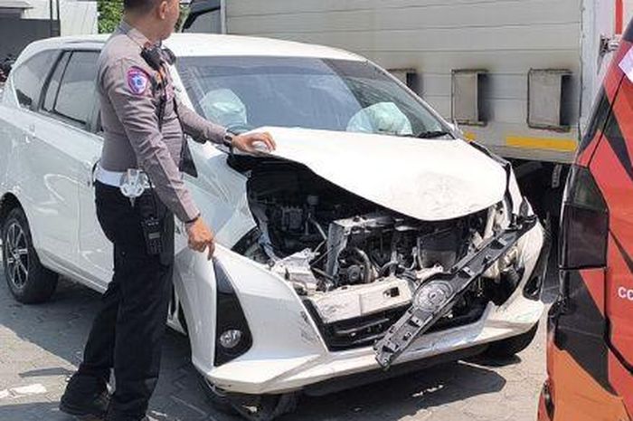 Toyota Calya yang kecelakaan dengan ambulans di perempatan Klaten Town Square