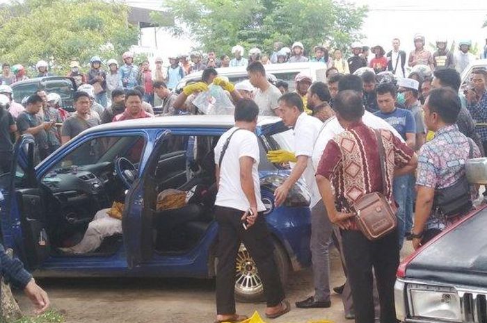 Sejak ditemukannya mayat dalam mobil, jajaran kepolisian langsung melakukan olah TKP dan melakukan identifikasi di lapangan 