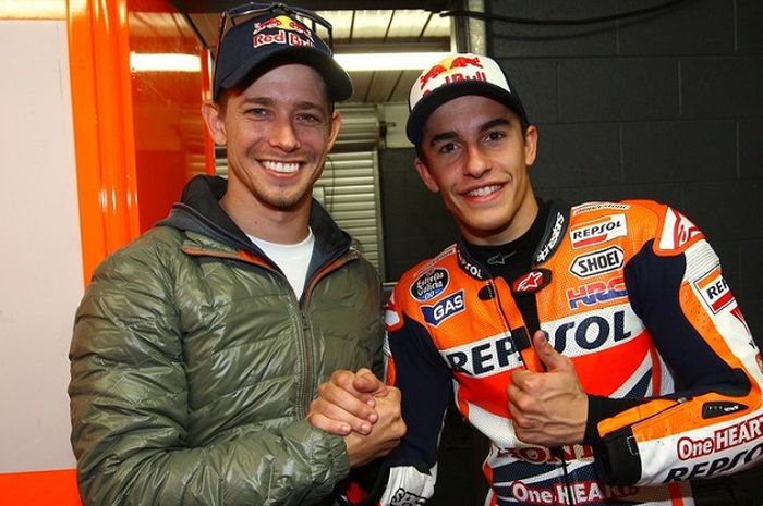 Casey Stoner (kiri) dan Marc Marquez (kanan)