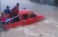 Bikin Khawatir, Momen Pikap Double Cabin Nyebur Ke Sungai Deras