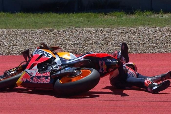 Marc Marquez terjungkal saat melahap tikungan ke-12 di MotoGP Amerika.